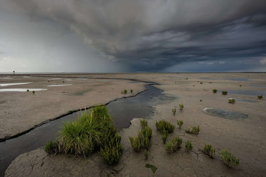 Donkere lucht boven het Wad