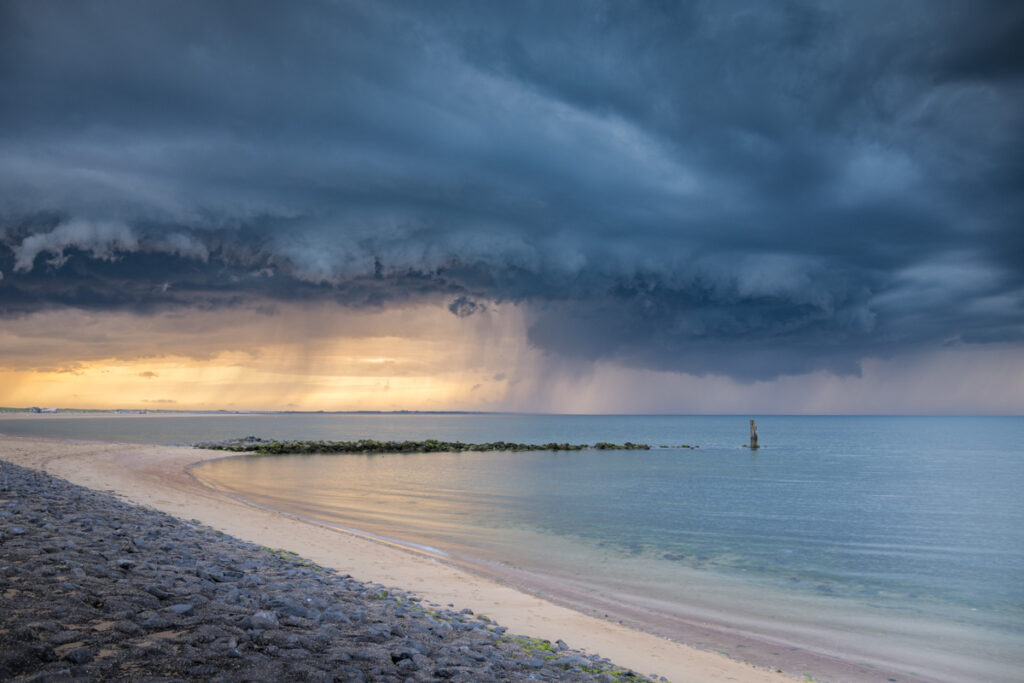 Brouwersdam zonsondergang tijdens een bui
