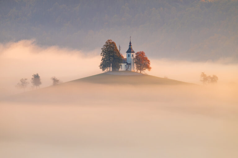 Kerkje in de mist in Slovenië