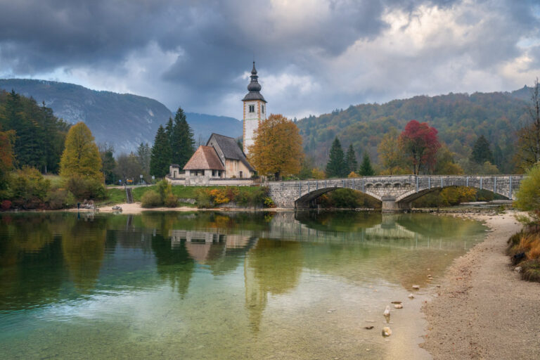 Kerkje bij een brug in Slovenië
